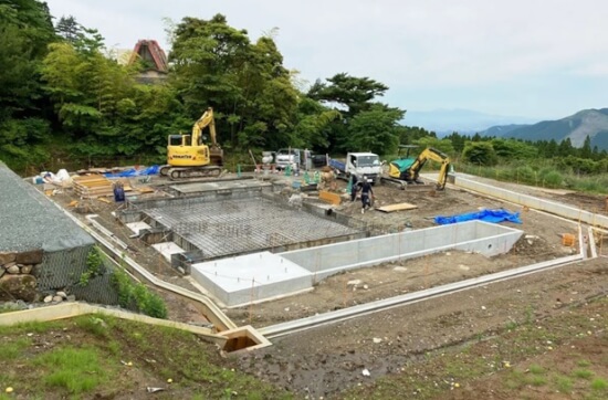 地下から汲み上げられた蒸気と熱水は気水分離器で分離され、蒸気のみが発電に用いられる。