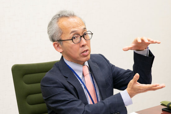 与信関係の基準づくりやモニタリングを統括している中村さん