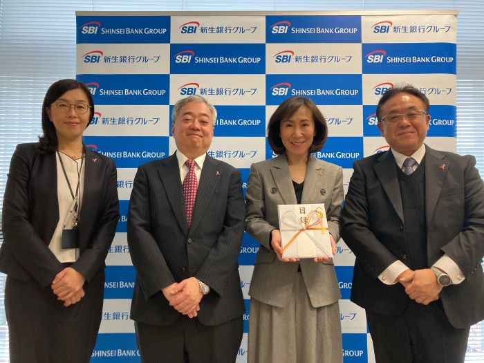右から、
SBI子ども希望財団 事務局長 加賀屋慶之様
SBI子ども希望財団 理事長 世耕久美子様
SBI新生銀行 常務執行役員 グループ戦略企画担当 兼 個人営業総括 鍵田裕之
SBI新生銀行 グループ個人営業企画部サステナビリティ推進室長 五十嵐祥子